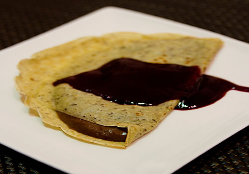 Crpes al grano saraceno con crema di fondente e Grand Marnier, salsa ai mirtilli.