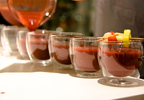 Gazpacho di fragole e banana, spiedino caramellato di frutta