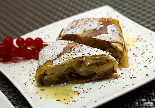 Strudel di pere e cioccolato fondente, salsa al cioccolato bianco